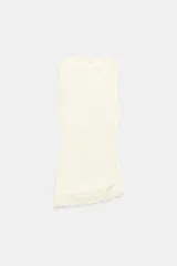 Camiseta ajustada (slim fit) de cuello redondo y manga sisa, color beige claro, con frunces laterales y bajo asimétrico con terminación de encaje a tono.