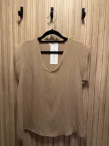 Blusa color beige de viscosa, con escote en "v" y mangas cortas.