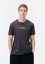 Camiseta gris oscuro de manga corta con cuello redondo y estampado frontal con el texto "Artwork Project".
