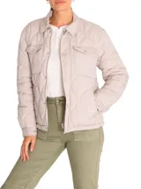 Campera color rosa pálido con diseño acolchado en forma de hojas, cuello camisero, cierre frontal con botones a presión, dos bolsillos de parche en el pecho y corte recto.