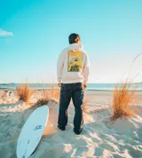 Hoodie blanco con diseño gráfico de olas en la parte posterior, ideal para actividades al aire libre.