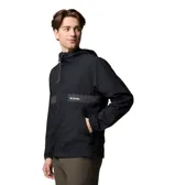 Cortavientos negro con capucha ajustable, cierre frontal con cremallera, bolsillos laterales con cremallera y puños elásticos.