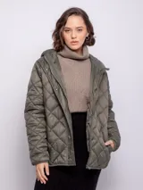 Campera capitoneada color terracota, con capucha, cierre frontal y puños elastizados.