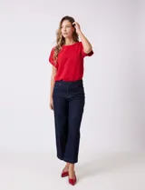 Jean wide leg de tiro alto, color azul oscuro, con pierna ancha, pretina con pasadores, botón y cierre. Cuenta con bolsillos delanteros y traseros.