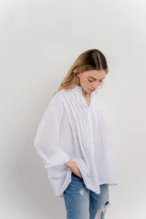 Camisa oversize de algodón color verde lima, con cuello mao con volados y pliegues verticales en el frente.