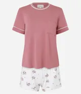 Conjunto de pijama short doll confeccionado en viscosa. Incluye una blusa de manga corta con detalles en contraste y un short con cintura elástica y estampado floral.