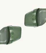 Sandalias de tacón color verde oliva, con tiras con apliques de tachas piramidales y hebilla metálica.