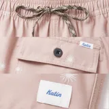 Short de baño rosado con estampado de flores blancas, cintura elástica y cordón ajustable.