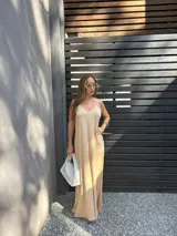 Vestido largo marrón, de tirantes finos y escote en V, con aberturas laterales en la falda.