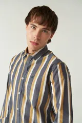 Camisa de manga larga a cuadros rojos y negros, de corte slim fit, con cuello abotonado y logo bordado en el pecho. Confeccionada en algodón.