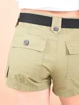 Short color verde con bolsillos laterales y cinturón negro.
