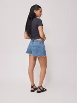 Remera blanca de algodón con elastano, corte crop top y textura acanalada.