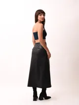 Top bandeau corto de tejido de punto con rayas horizontales en azul y negro.