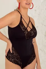 Body negro de lycra y puntilla elastizada, con tiras cruzadas en el frente, breteles elásticos regulables y broche en la entrepierna con fundillo de algodón.