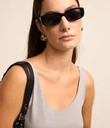 Musculosa azul marino de poliamida con escote en U y breteles anchos.