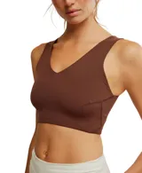 Top deportivo corto color rojo, con escote en V y espalda deportiva.