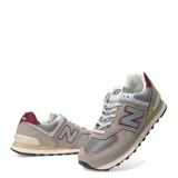 Championes urbanos New Balance modelo 574, color gris con detalles en bordó, confeccionados en gamuza y malla, con logo "N" característico en los laterales y entresuela ENCAP.