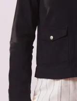 Campera de algodón negra, marca Baccini, con abertura central con cierre y bolsillos delanteros.