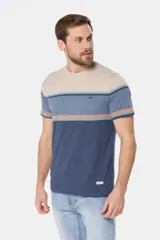 Remera manga corta con diseño a rayas horizontales en tonos beige, azul, verde y salmón.