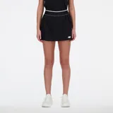 Pollera deportiva negra con short interior blanco, cintura elastizada con detalle de línea blanca y logo de la marca en blanco en la parte inferior.