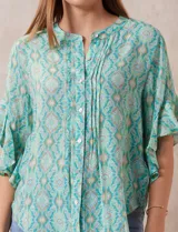 Blusa de gasa estampada con cuello a la base, abertura central con botones y mangas cortas con volados.