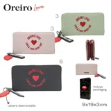 Billetera negra con cierre, con estampa de la marca Las Oreiro en color rojo.
