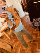 Chaleco de cuero ovino italiano color marrón, con flecos hechos a mano y corte boho chic.