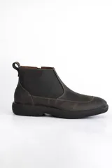 Bota Chelsea de cuero color gris oscuro, con elásticos laterales y tirador trasero.