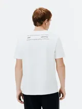 Camiseta negra de manga corta con cuello redondo y estampado pequeño en el pecho.
