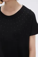 Remera blanca de viscosa con cuello redondo y apliques de strass.