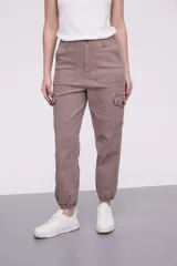 Pantalón cargo color gris claro, de corte recto, con bolsillos laterales y tobillos ajustados.