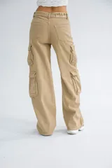 Pantalón cargo ancho en color rojo, con dos prácticos bolsillos laterales y diseño de tiro alto.