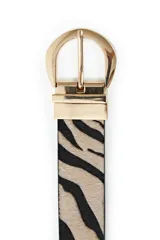 Cinturón con hebilla dorada y estampado de cebra en tonos beige y negro.