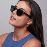 Lentes de sol Izipizi Sun C, con montura redonda negra y cristales verdes.