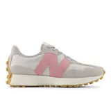 Championes New Balance modelo 327 para mujer, con capellada en tonos blanco roto y gris claro, y el logo 'N' lateral en color rosa. Suela de goma color caramelo con relieve pronunciado.