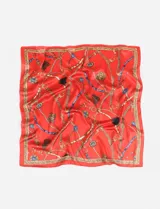 Pañuelo cuadrado de seda color rojo con estampado de cadenas doradas, correas azules y detalles ecuestres.