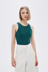 Body blanco sin mangas de poliamida, liso, al cuerpo, con broches y cuello halter.