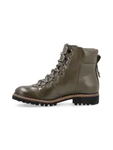 Borcego alpino color verde oliva de cuero napa con detalles metálicos, base de goma estilo trucker con pespuntes naturales en contraste y cordones de algodón al tono. Diseñado en Uruguay y fabricado en Brasil.
