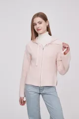 Cárdigan rosa claro con capucha, cierre frontal con cremallera y corte holgado.