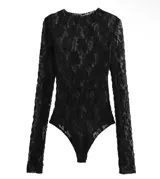 Body negro de encaje con mangas largas y cuello redondo.