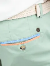 Bermuda de hombre color azul marino, marca El Ganso, de tejido 77% algodón, 20% algodón reciclado y 3% elastán. Corte Regular Fit. Tiene dos bolsillos laterales y bolsillos traseros con cintas insertadas. Tinte pigmentario consiguiendo un color desgastado.