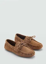 Zapato náutico color marrón claro de cuero gamuzado, con cordones de cuero y suela de goma color naranja.