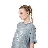 Remera gris de corte holgado con estampa geométrica en el frente con el logo de Topper.