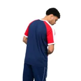 Remera de hombre Umbro del Club Nacional de Football, modelo Fitz. Diseño azul con mangas rojas y detalles en blanco en cuello y puños. Incluye logo de Umbro y escudo del club en el frente.