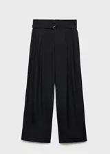 Pantalón wide leg negro de tiro alto con trabillas, cierre frontal con botón, gancho y cremallera, cinturón con hebilla, dos bolsillos laterales, pinzas delanteras y diseño largo.