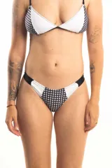 Bombacha vedetina forrada con estampado a cuadros blancos y negros, combinada con laterales blancos y cintura negra.