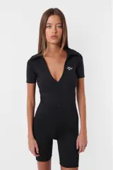 Mono corto negro de microfibra con calce slim, cuello polo, escote en V pronunciado, cierre frontal y mangas cortas.