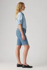 Bermuda de jean celeste con corte a la rodilla.