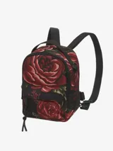Mochila pequeña con estampado de rosas rojas sobre fondo negro, con bolsillo frontal con cierre y correas ajustables.