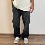 Pantalón jean celeste de corte recto con bolsillos cargo laterales.